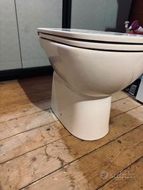 WC in ceramica a pavimento con sedile copriwater