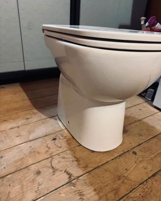 WC in ceramica a pavimento con sedile copriwater