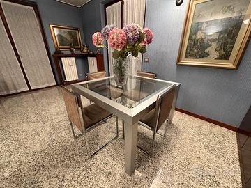Tavolo di design vintage 1974 con quattro sedie