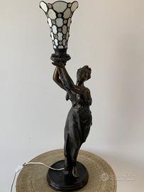 Lampada scultura donna con paralume in vetro