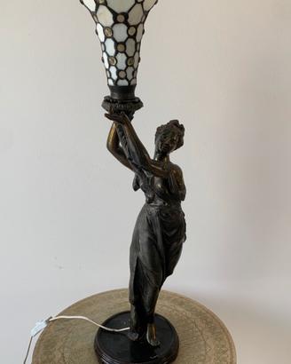 Lampada scultura donna con paralume in vetro