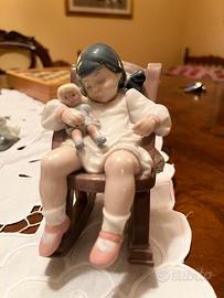 Statuetta bambina su seddi a dondolo LIADRO