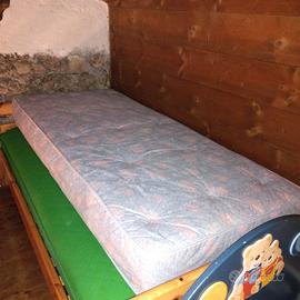 letto singolo con doghe legno e materasso 