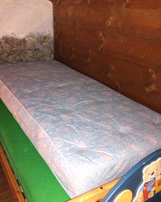 letto singolo con doghe legno e materasso 