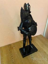 Statua cavaliere medievale in metallo con ascia e