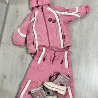 Tuta da neve bimba e scarponi