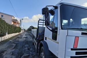 Camion Iveco con Gru incorporata