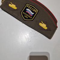 Cappello militare tipo Pilotka con spille vintage 