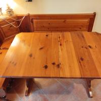 Tavolo in abete angolare con panchine