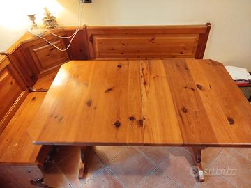 Tavolo in abete angolare con panchine