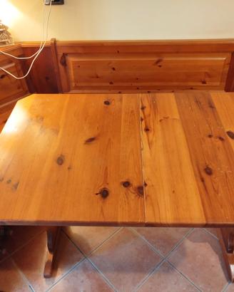 Tavolo in abete angolare con panchine