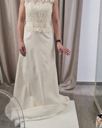 Abito da sposa in pizzo macramè sopra e seta sotto