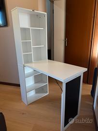 Scrivania con libreria