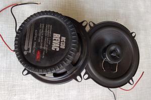 Due altoparlanti (o diffusori) da auto.