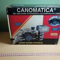 Fotocamera Vintage con Flash e Borsa