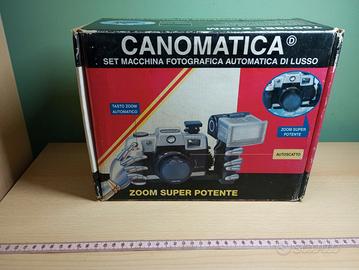 Fotocamera Vintage con Flash e Borsa