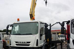 Autocarro usato Iveco 180E25 K gru e ribaltabile