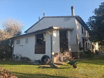 Ampia proprietà con 2 unità e grande giardino