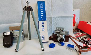 macchina fotografica d'epoca cavalletto e flash