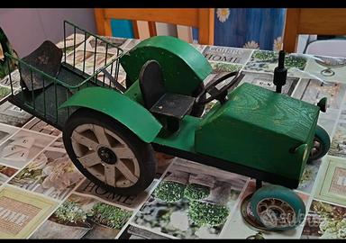 Modellino artigianale di trattore d' epoca.