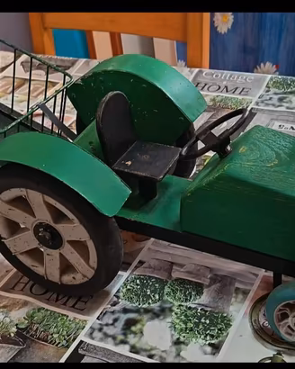 Modellino artigianale di trattore d' epoca.
