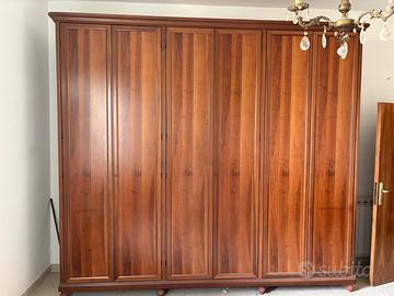 Armadio grande in legno massello