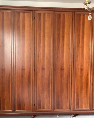 Armadio grande in legno massello