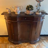 Credenza in legno con antine e cassetti