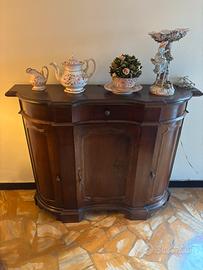 Credenza in legno con antine e cassetti