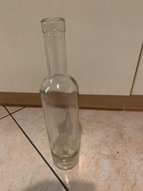 Bottiglie di vetro trasparenti