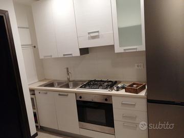 cucina lineare con lavello,  forno e fornello 