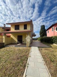 VILLA A SCHIERA D'ANGOLO A CIVITA CASTELLANA