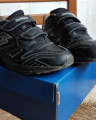 3 paia di scarpe da ragazzino