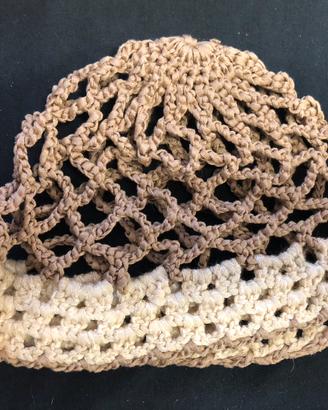 Cappello a rete fatto a mano.