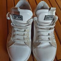 Sneakers bianche con borchie 