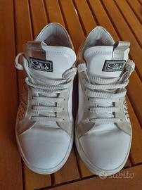 Sneakers bianche con borchie 