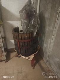 Torchio manuale per uva e vino in legno e ferro