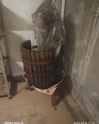 Torchio manuale per uva e vino in legno e ferro