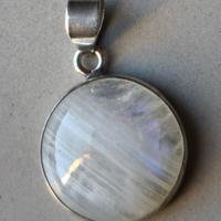 ciondolo in pietra di luna e argento per collana