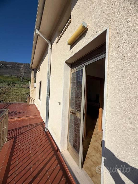 Rustico / Casale di 400 m² con più di 5 locali e b - Vista 4