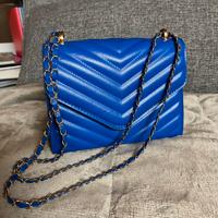 Borsa blu rigida con catena