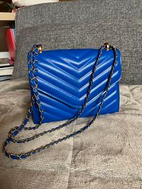 Borsa blu rigida con catena
