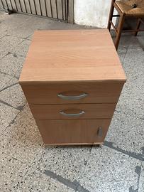 Comodini, aspirapolvere e supporto tastiera