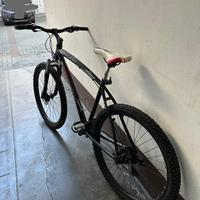 mountain bike nera del marchio Hi-Tech Silverstar.