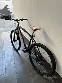 mountain bike nera del marchio Hi-Tech Silverstar.