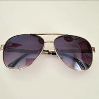 Occhiali da sole neri modello Armani a goccia