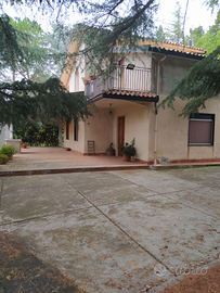 Villa con parco e giardino zona vigne