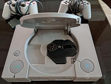 PlayStation 1 con cavo originale e 2 controller