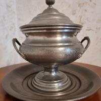 Zuppiera con vassoio in peltro vintage.