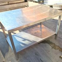 tavolo in acciaio a un ripiano usato